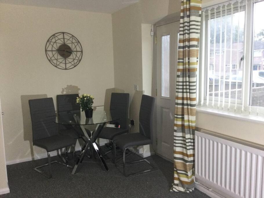 Nice Residential Within Easy Reach Of Town Manchester Extérieur photo